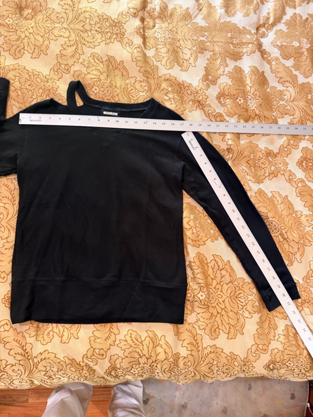 Monrow classic crew neck sweatshirt with distinctive shoulder cutout black Sz S - Picture 9 of 9